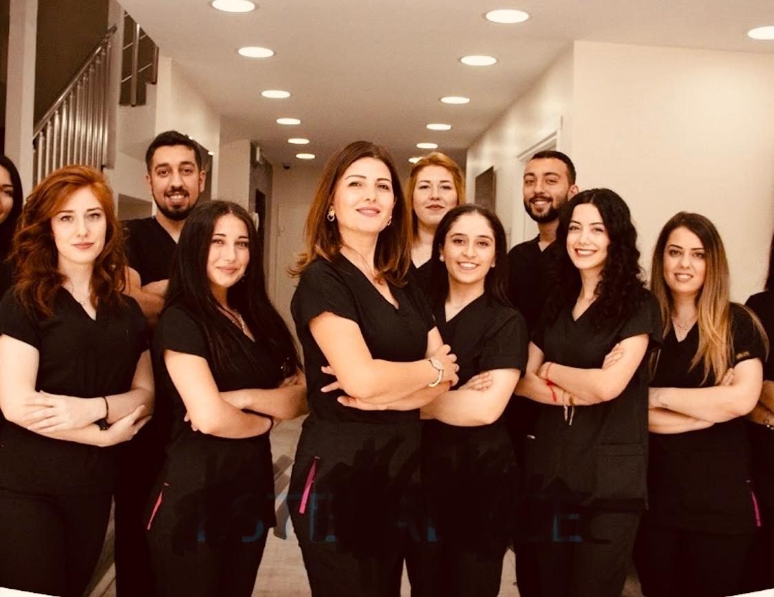L’équipe médicale et de coordination de Global Health Hair auprès du Dr Merdan Çelik, clinique de greffe de cheveux à Istanbul